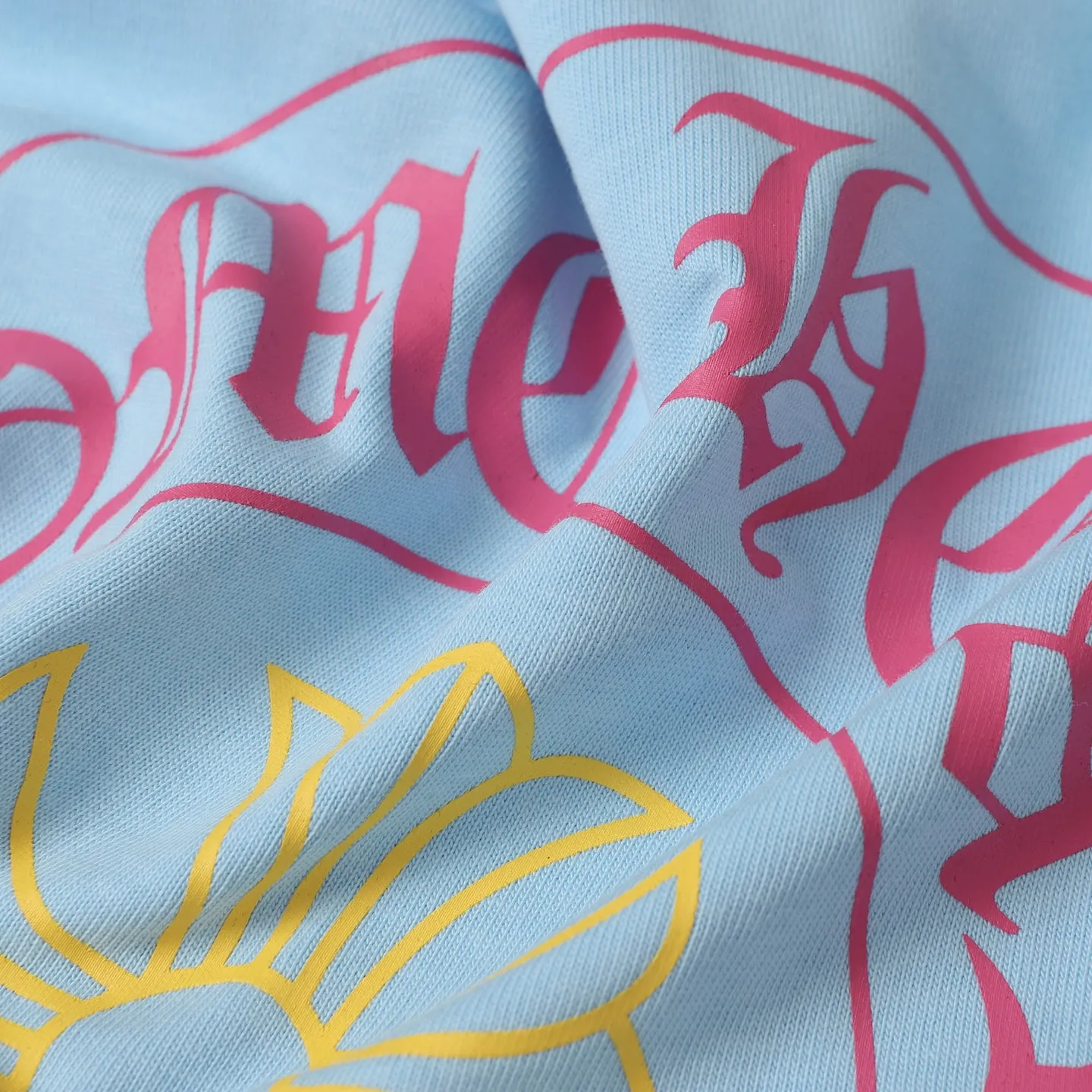 🅿️170 CHROME HEARTS/Chrome Heart CH pink Sanskrit scroll printed short-sleeved T-shirt The fabric is made of 280g heavy combed cotton, customized with 32 count 1*1 threads. The ready-made garments are washed twice. The fabric is comfortable and skin-friendly without any strange feeling. It is custom-dyed fabric with high textile density and good drape. It is not easy to deform. The thick texture and compact spinning process will not affect the breathability of the fabric. The saturation of the color is very high. Imported digital direct-injection printing technology. A versatile and good-looking short sleeve. The loose fit covers the flesh and looks slim. Size: XS-L